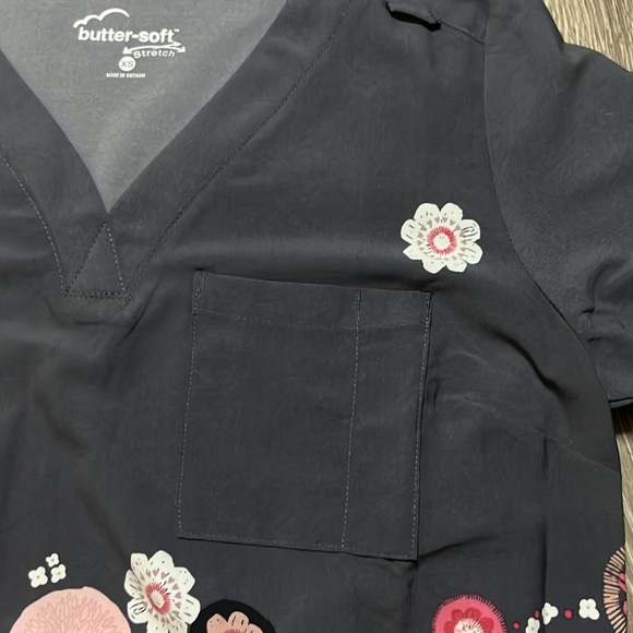 Butter Soft Scrub Top Size XS - Picture 3 of 6